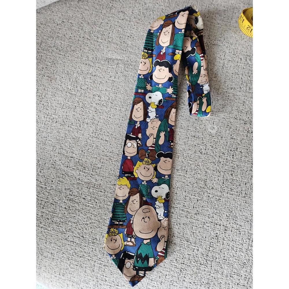 PEANUTS Charlie Brown & Gang Tie “I Need All The Friends I Can Get” Snoopy